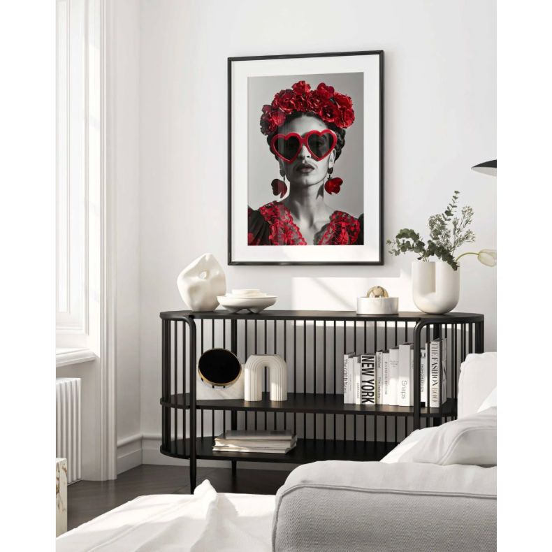 Affiche "Cœur de Frida" – Cebo Galerie, portrait noir & blanc avec fleurs et lunettes rouges