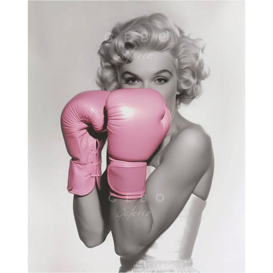 Affiche "Combat de Marilyn" – Cebo Galerie, portrait noir & blanc avec gants de boxe rose