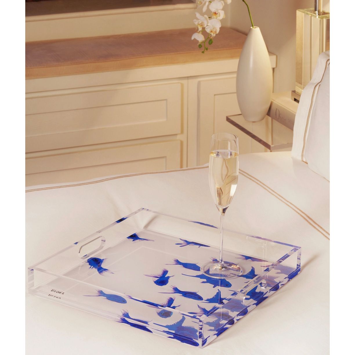 Plateau "Saphire Swim" David Stesner – poissons bleus saphir sur fond clair en acrylique transparent