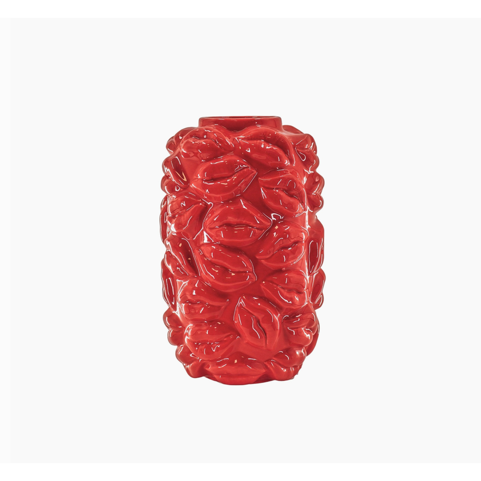 Vase "Bisous" HouseVitamin – vase rouge en céramique texturée avec lèvres en relief et plante verte