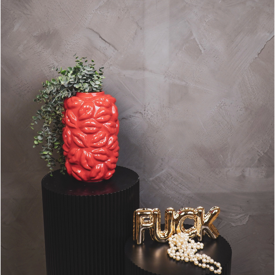 Vase "Bisous" HouseVitamin – vase rouge en céramique texturée avec lèvres en relief et plante verte