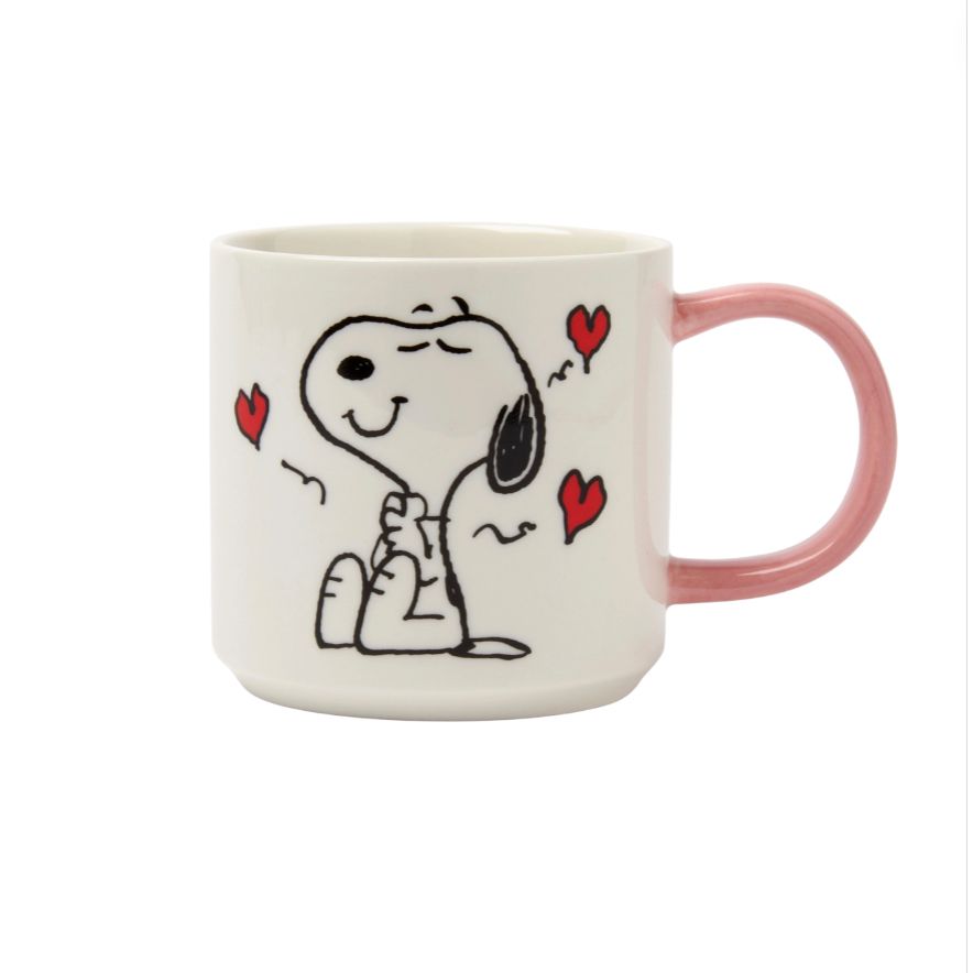 Mug Peanuts "I Love you" Magpie – Snoopy entouré de cœurs rouges, anse rose, sur boîte cadeau violette.