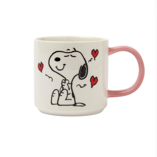Mug Peanuts "I Love you" Magpie – Snoopy entouré de cœurs rouges, anse rose, sur boîte cadeau violette.