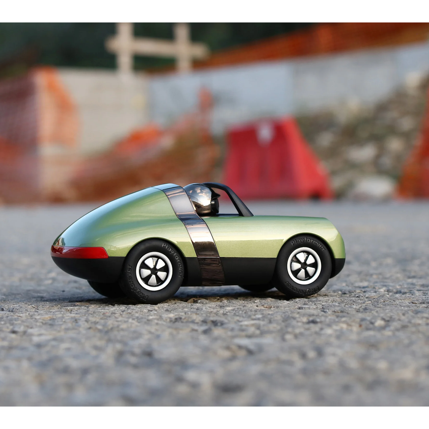 Voiture "Luft Hopper" Playforever – miniature design rétro verte, inspirée des Porsche 70’s.