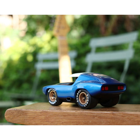 oiture "Verve Leadbelly" Playforever – miniature design rétro bleu métallisé avec toit blanc, inspirée des muscle cars vintage.