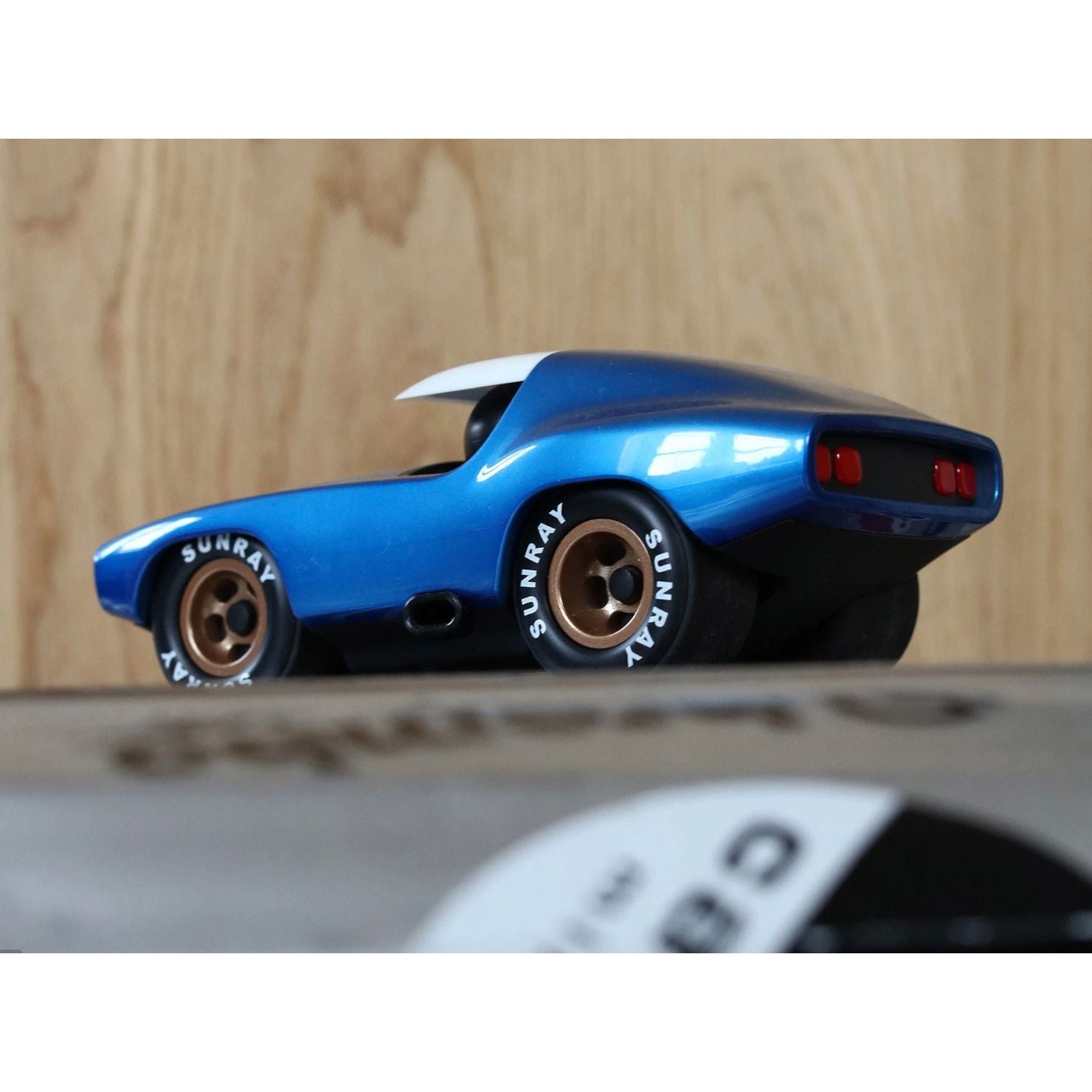 oiture "Verve Leadbelly" Playforever – miniature design rétro bleu métallisé avec toit blanc, inspirée des muscle cars vintage.