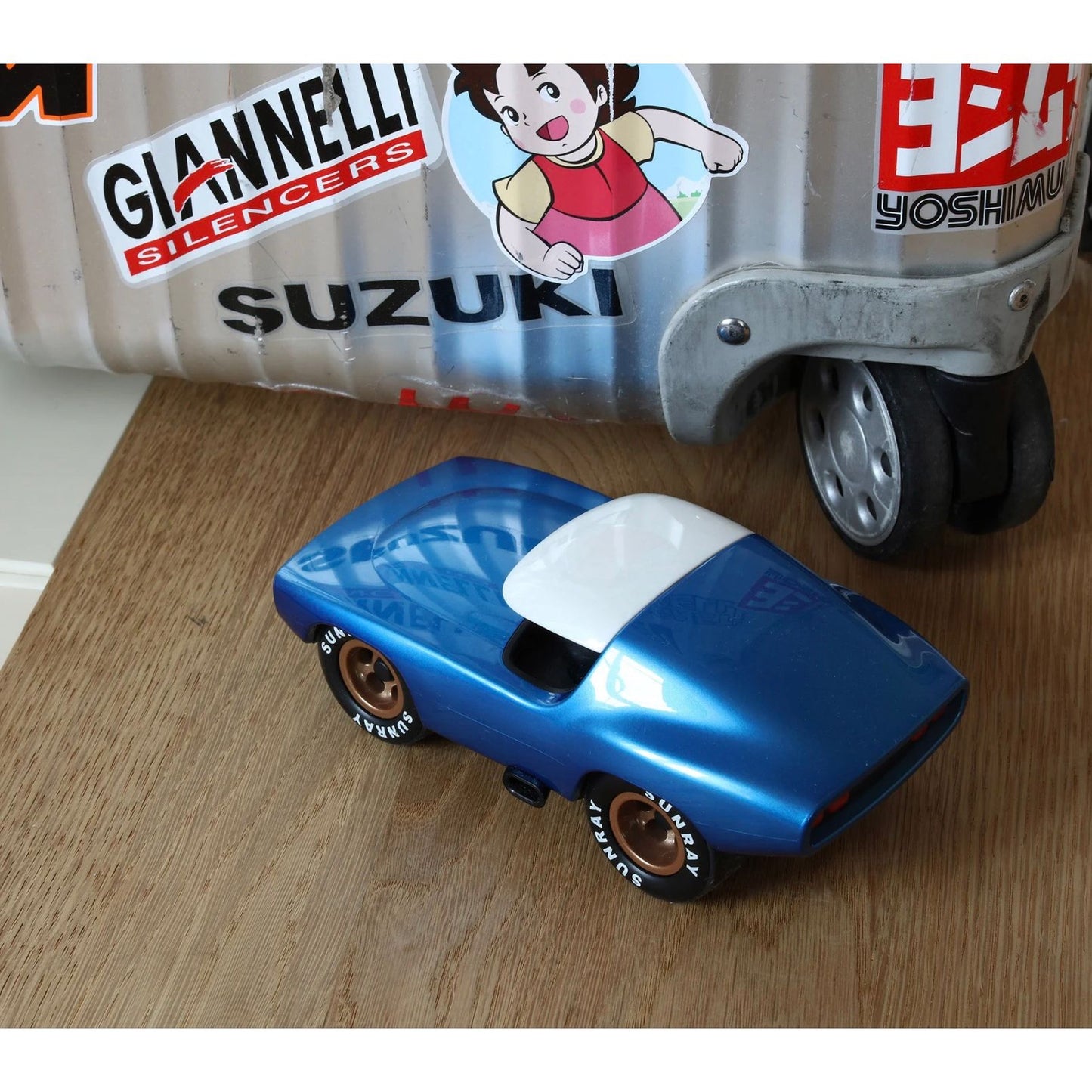 oiture "Verve Leadbelly" Playforever – miniature design rétro bleu métallisé avec toit blanc, inspirée des muscle cars vintage.