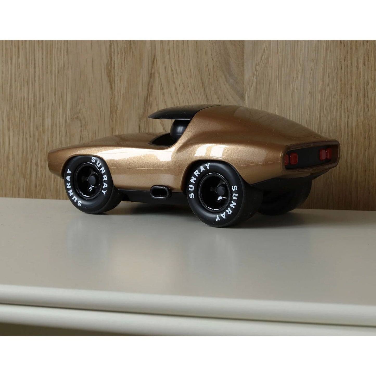 Voiture "Verve Leadbelly Gold" Playforever – miniature design rétro doré métallisé, inspirée des muscle cars vintage américaines.