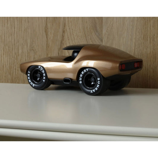 Voiture "Verve Leadbelly Gold" Playforever – miniature design rétro doré métallisé, inspirée des muscle cars vintage américaines.