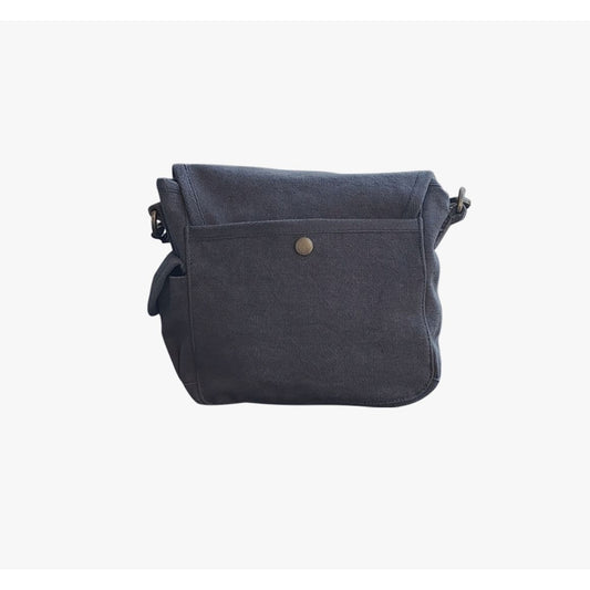 – Sac US noir petit modèle porté en bandoulière
– Détail sac US toile noire vintage
– Petit sac militaire US en toile