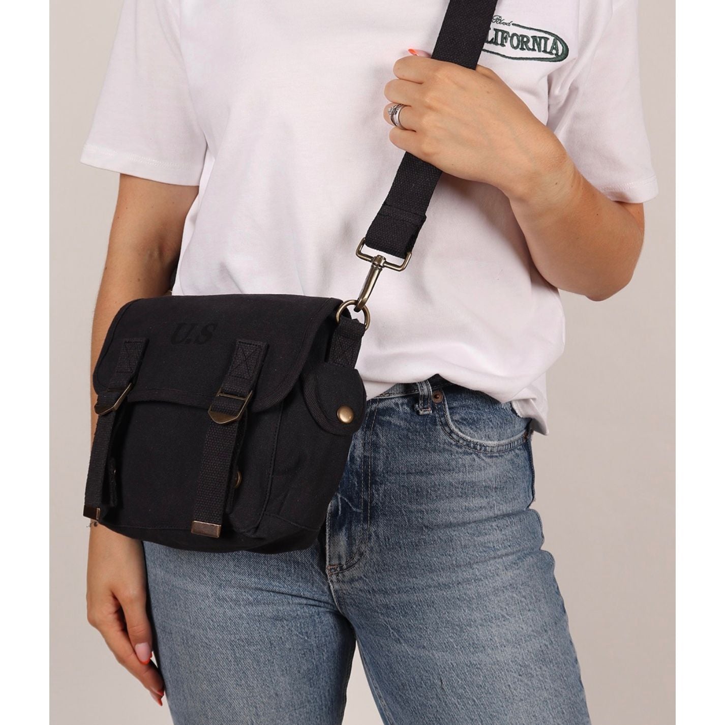 – Sac US noir petit modèle porté en bandoulière
– Détail sac US toile noire vintage
– Petit sac militaire US en toile