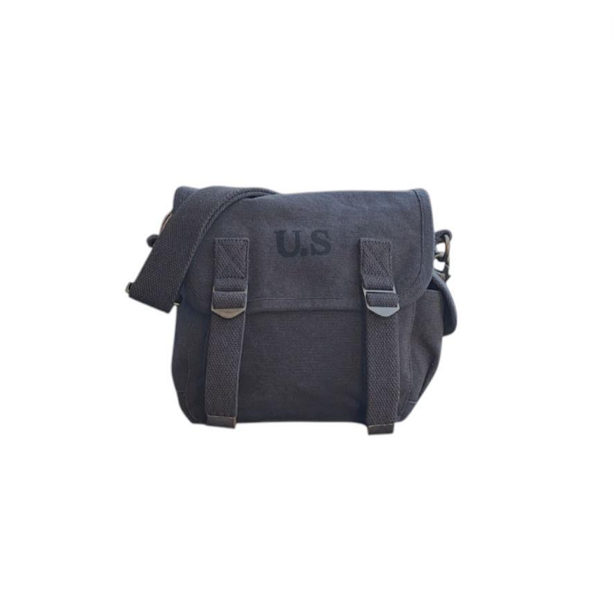 – Sac US noir petit modèle porté en bandoulière
– Détail sac US toile noire vintage
– Petit sac militaire US en toile