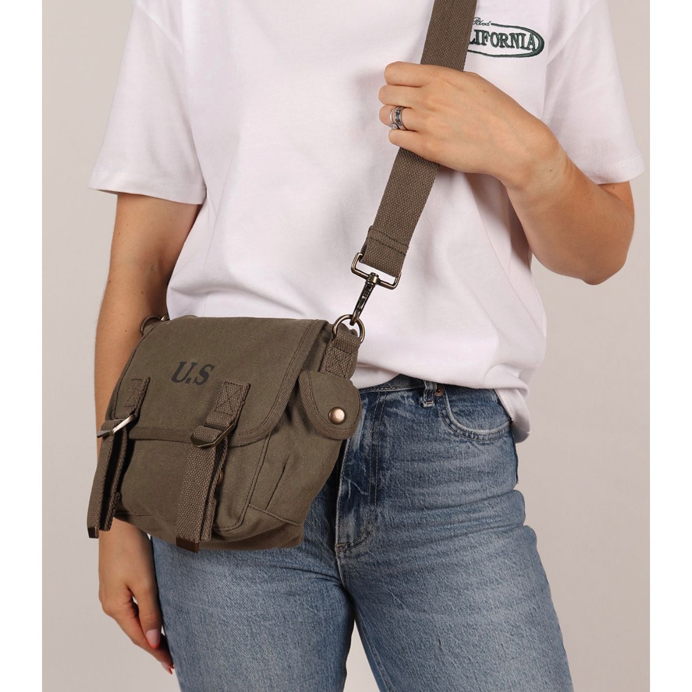 – Sac US petite taille kaki porté en bandoulière
– Sac vintage militaire US coloris kaki compact
– Détail du sac US kaki en toile épaisse