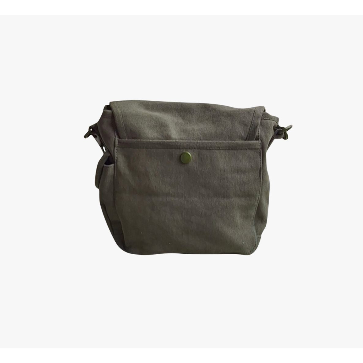 – Sac US petite taille kaki porté en bandoulière
– Sac vintage militaire US coloris kaki compact
– Détail du sac US kaki en toile épaisse