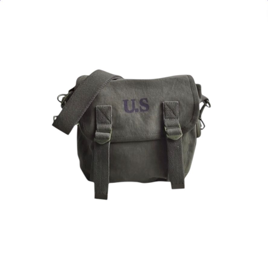 – Sac US petite taille kaki porté en bandoulière
– Sac vintage militaire US coloris kaki compact
– Détail du sac US kaki en toile épaisse
