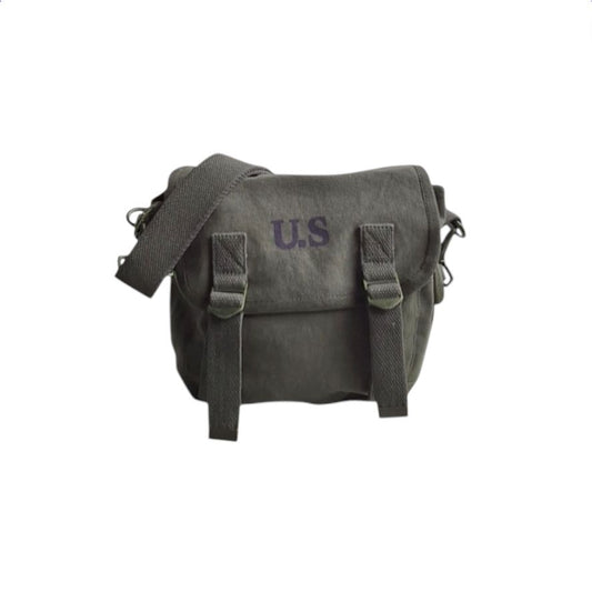– Sac US petite taille kaki porté en bandoulière
– Sac vintage militaire US coloris kaki compact
– Détail du sac US kaki en toile épaisse