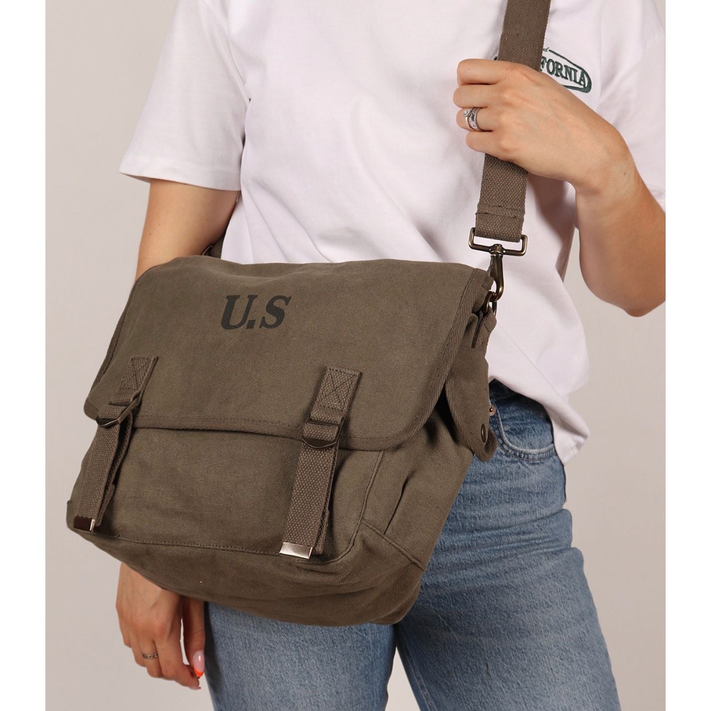 – Sac US grande taille kaki porté en bandoulière
– Sac militaire vintage kaki grand format
– Détails du sac US kaki en toile épaisse