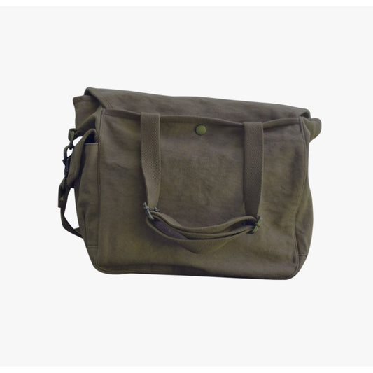 – Sac US grande taille kaki porté en bandoulière
– Sac militaire vintage kaki grand format
– Détails du sac US kaki en toile épaisse