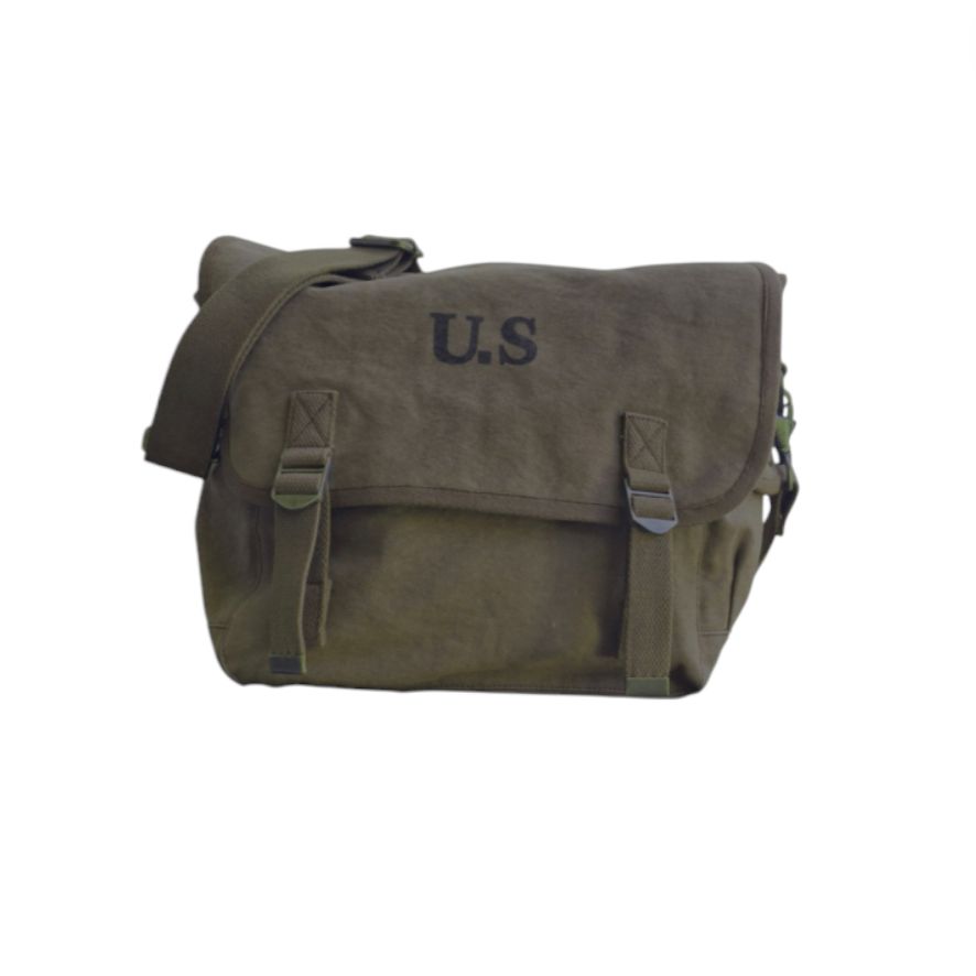 – Sac US grande taille kaki porté en bandoulière
– Sac militaire vintage kaki grand format
– Détails du sac US kaki en toile épaisse