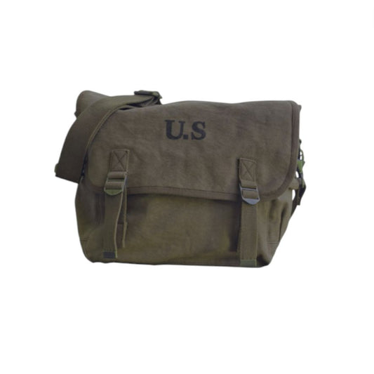 – Sac US grande taille kaki porté en bandoulière
– Sac militaire vintage kaki grand format
– Détails du sac US kaki en toile épaisse