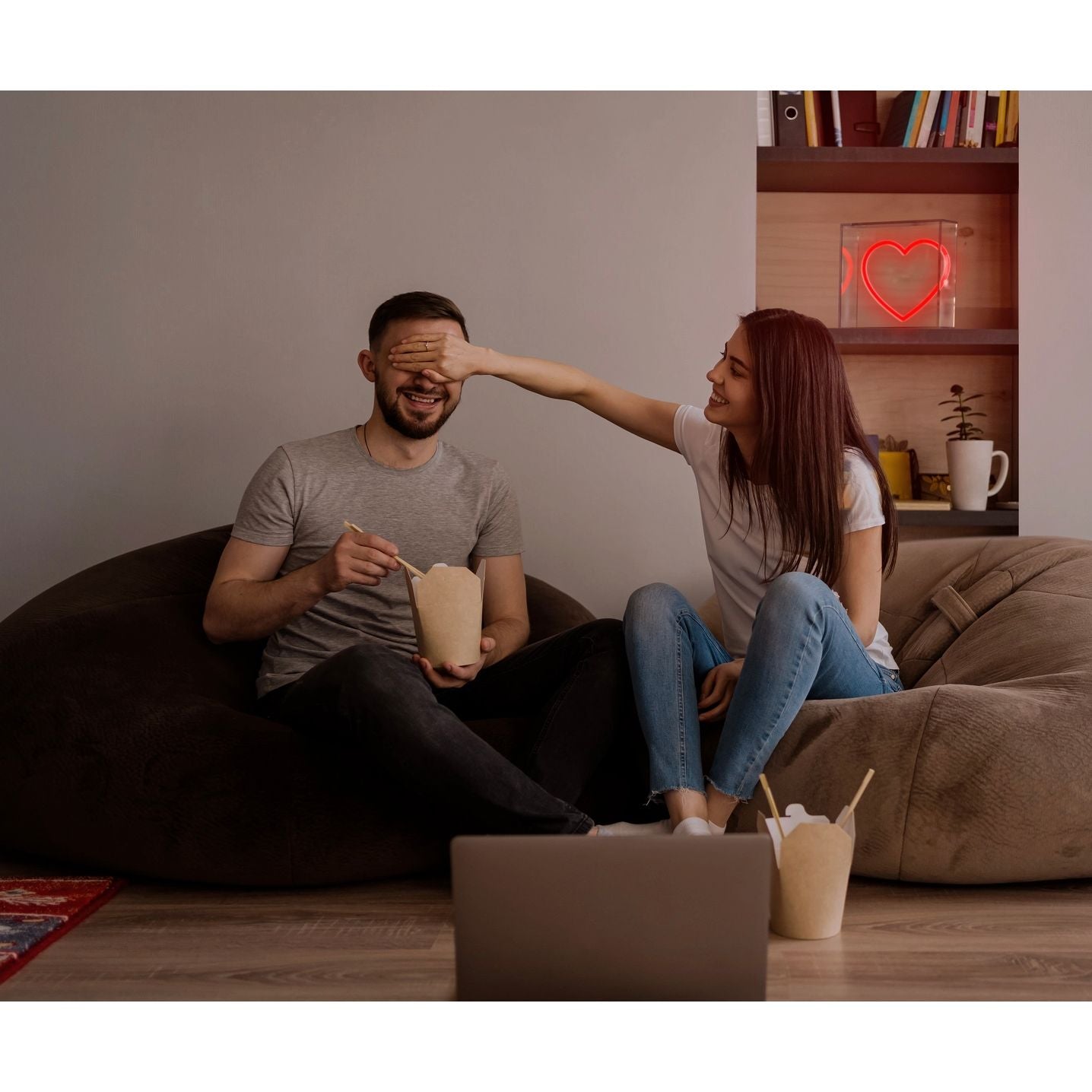 Enseigne néon rouge en forme de cœur dans boîte transparente – Candyshock