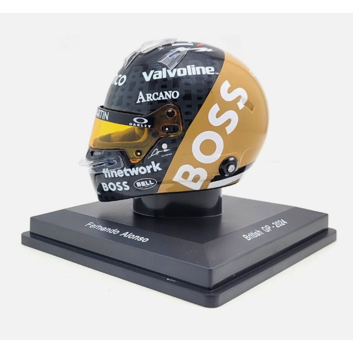 – Mini casque Fernando Alonso GP Angleterre 2024 Aston Martin F1 Spark 1:5 sur socle
– Casque miniature Alonso noir et or British GP 2024 modèle collection
– Mini helmet Fernando Alonso Aston Martin Aramco F1 Spark échelle 1:5
– Objet déco collection Formule 1 casque Alonso Silverstone 2024