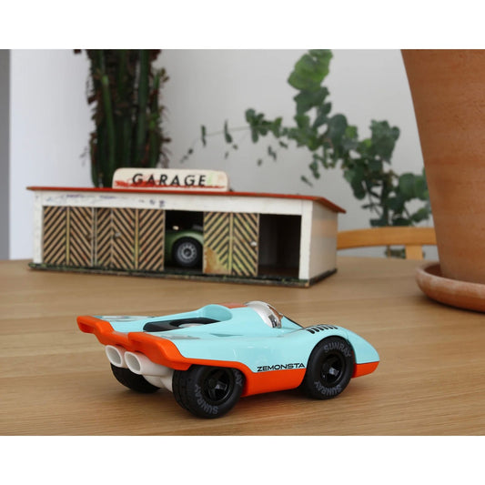 – Voiture Zemonsta Klaus Turquoise Playforever jouet design rétro
– Voiture Playforever turquoise et orange style racing vintage
– Jouet voiture de collection Playforever Zemonsta Klaus déco