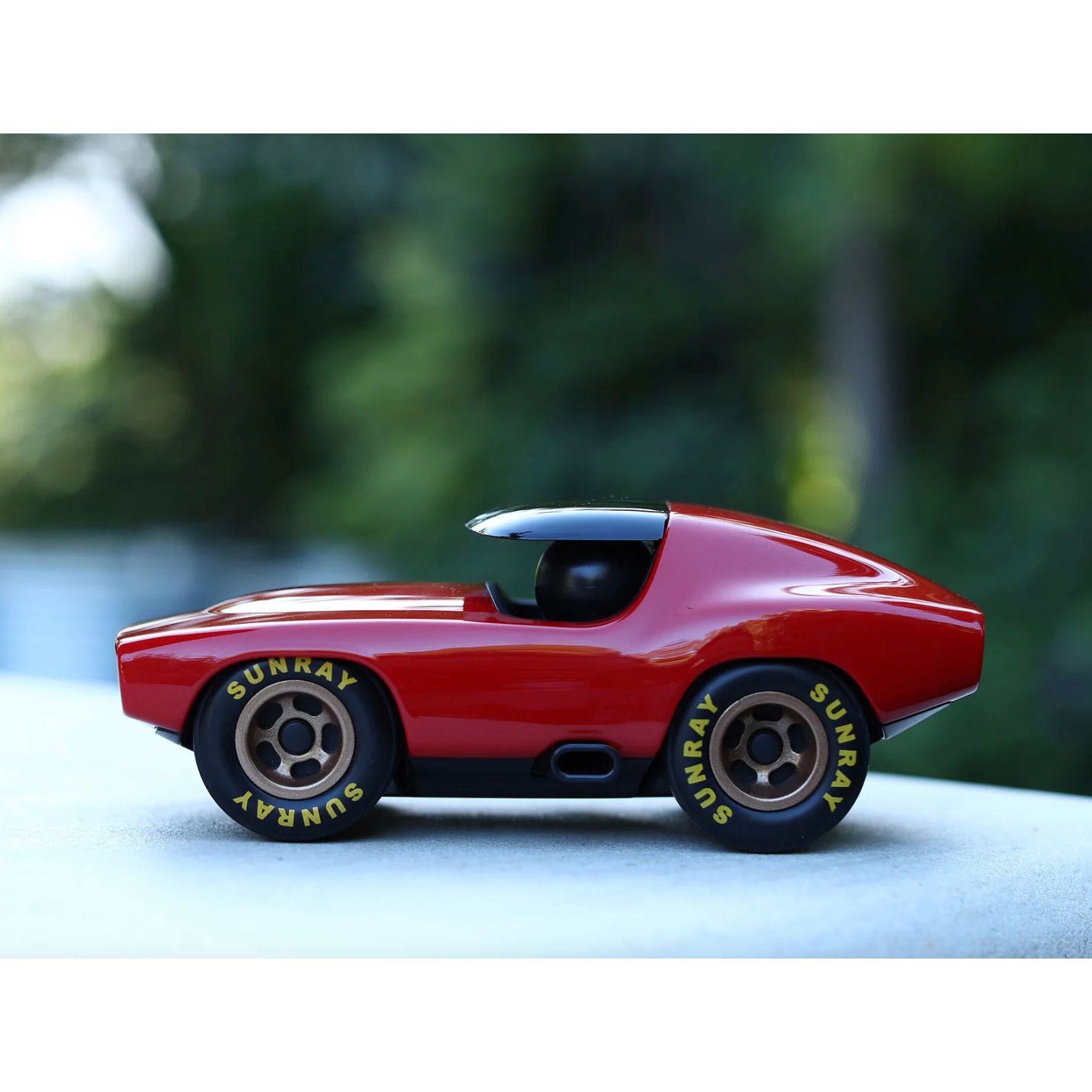 – Voiture Playforever Fastback Vincent rouge jouet design vintage
– Voiture Verve Leadbelly rouge Playforever style muscle car rétro
– Jouet voiture de collection Playforever Fastback Vincent déco
