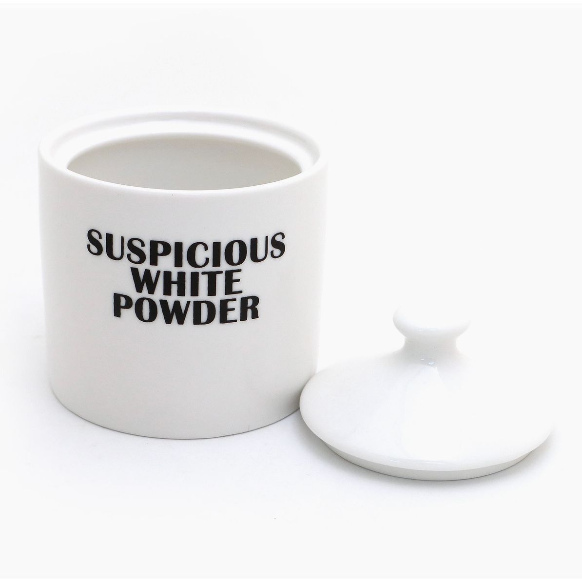 – Sucrier Suspicious White Powder Lenny Mud porcelaine blanc
– Pot à sucre humour noir inscription Suspicious White Powder
– Sucrier blanc minimaliste déco décalée Lenny Mud