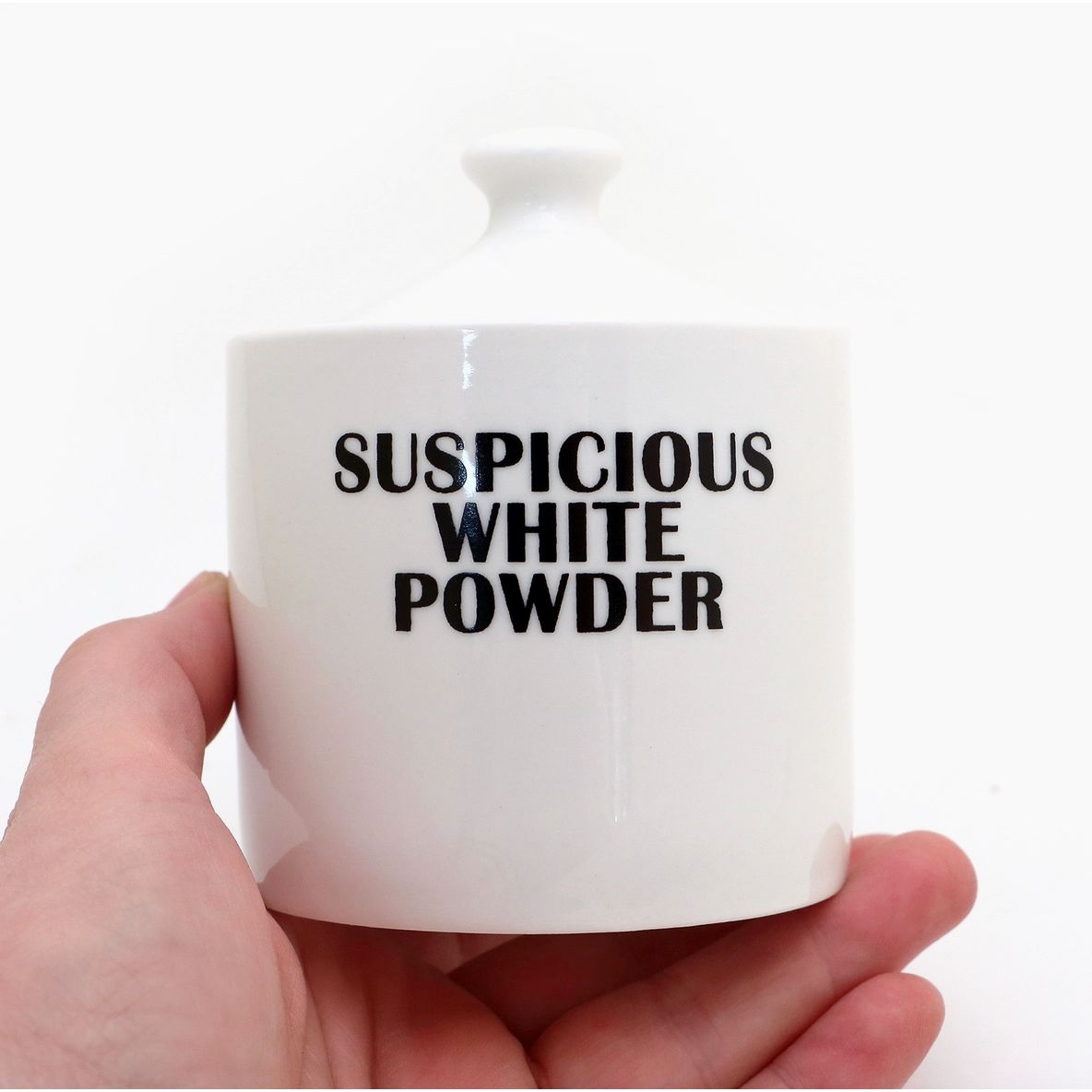 – Sucrier Suspicious White Powder Lenny Mud porcelaine blanc
– Pot à sucre humour noir inscription Suspicious White Powder
– Sucrier blanc minimaliste déco décalée Lenny Mud