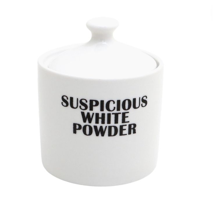 – Sucrier Suspicious White Powder Lenny Mud porcelaine blanc
– Pot à sucre humour noir inscription Suspicious White Powder
– Sucrier blanc minimaliste déco décalée Lenny Mud