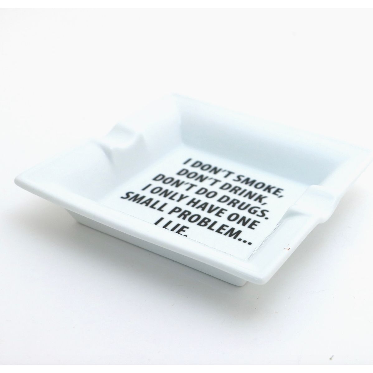 – Cendrier I Lie Lenny Mud blanc message humoristique
– Cendrier carré blanc citation sarcastique cadeau fumeur
– Cendrier humoristique I don’t smoke I lie Lenny Mud