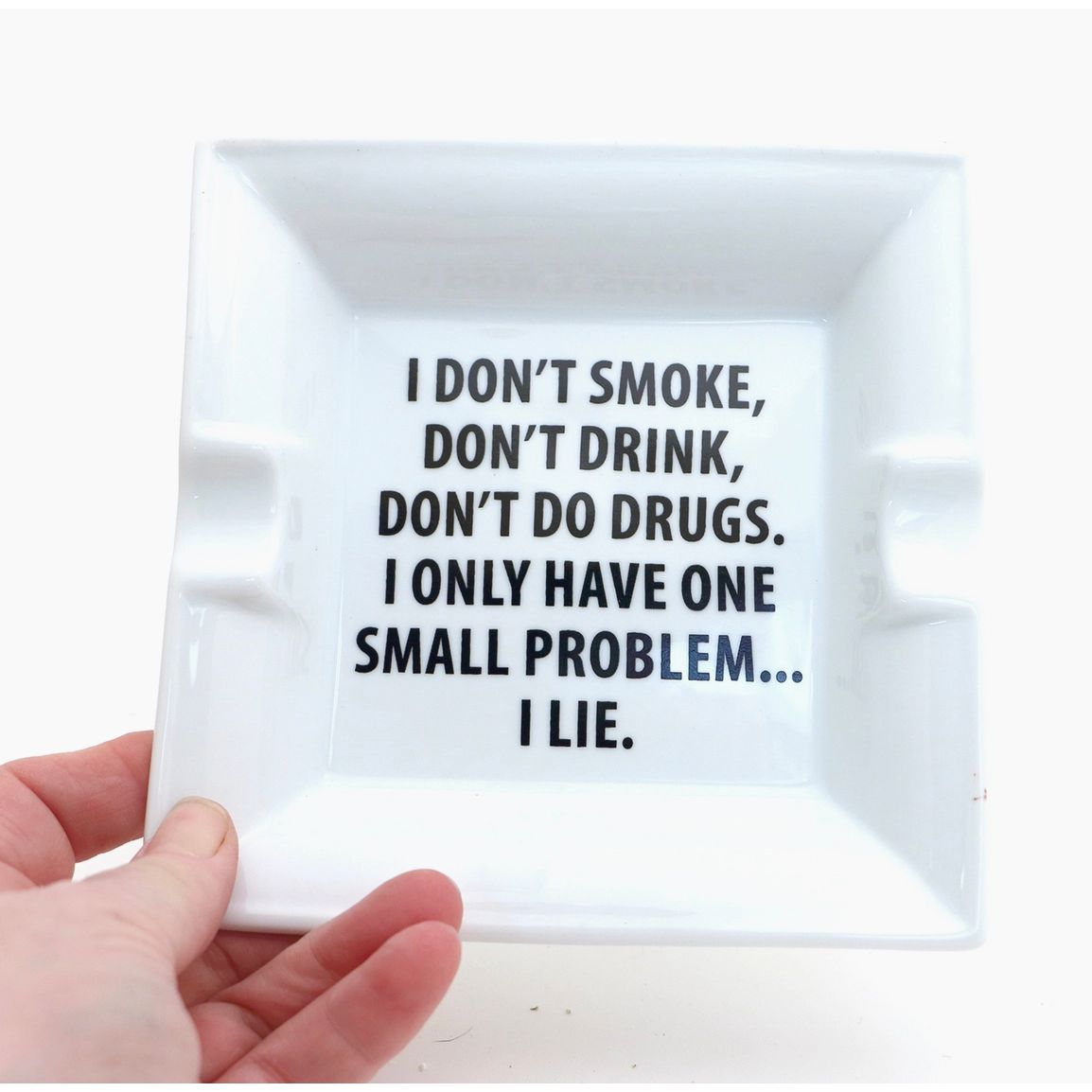 – Cendrier I Lie Lenny Mud blanc message humoristique
– Cendrier carré blanc citation sarcastique cadeau fumeur
– Cendrier humoristique I don’t smoke I lie Lenny Mud