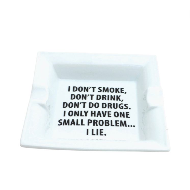 – Cendrier I Lie Lenny Mud blanc message humoristique
– Cendrier carré blanc citation sarcastique cadeau fumeur
– Cendrier humoristique I don’t smoke I lie Lenny Mud