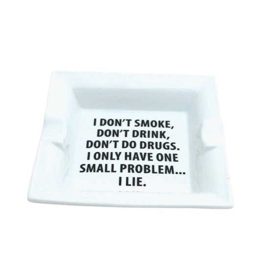 – Cendrier I Lie Lenny Mud blanc message humoristique
– Cendrier carré blanc citation sarcastique cadeau fumeur
– Cendrier humoristique I don’t smoke I lie Lenny Mud