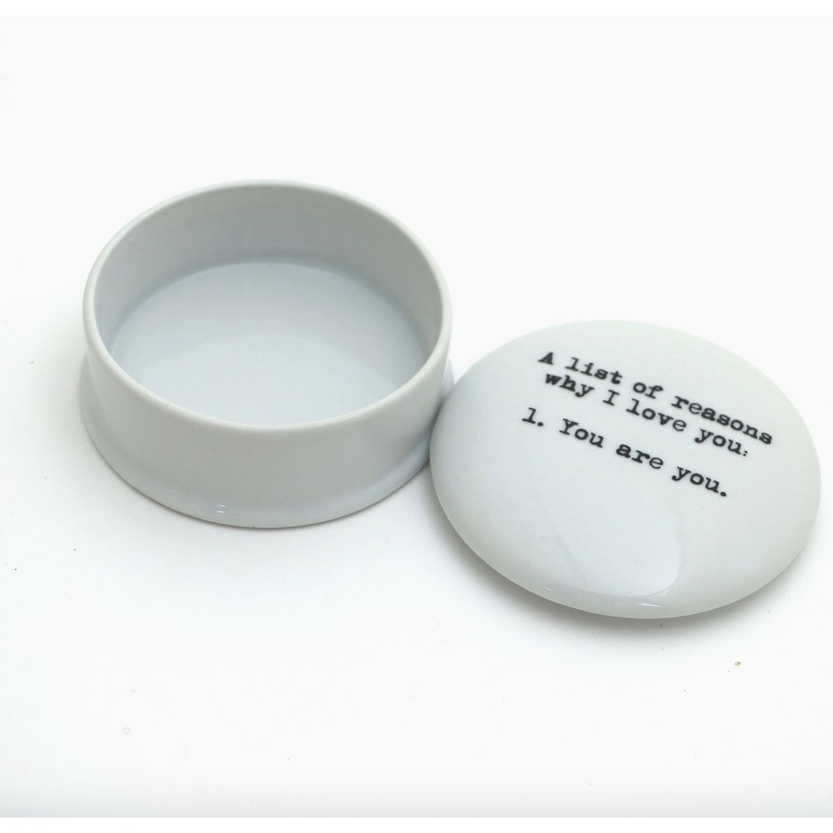 – Boîte à bijoux porcelaine Lenny Mud message love minimaliste
– Bibelot porcelaine blanche inscription typographie romantique
– Petite boîte décorative Lenny Mud cadeau amour