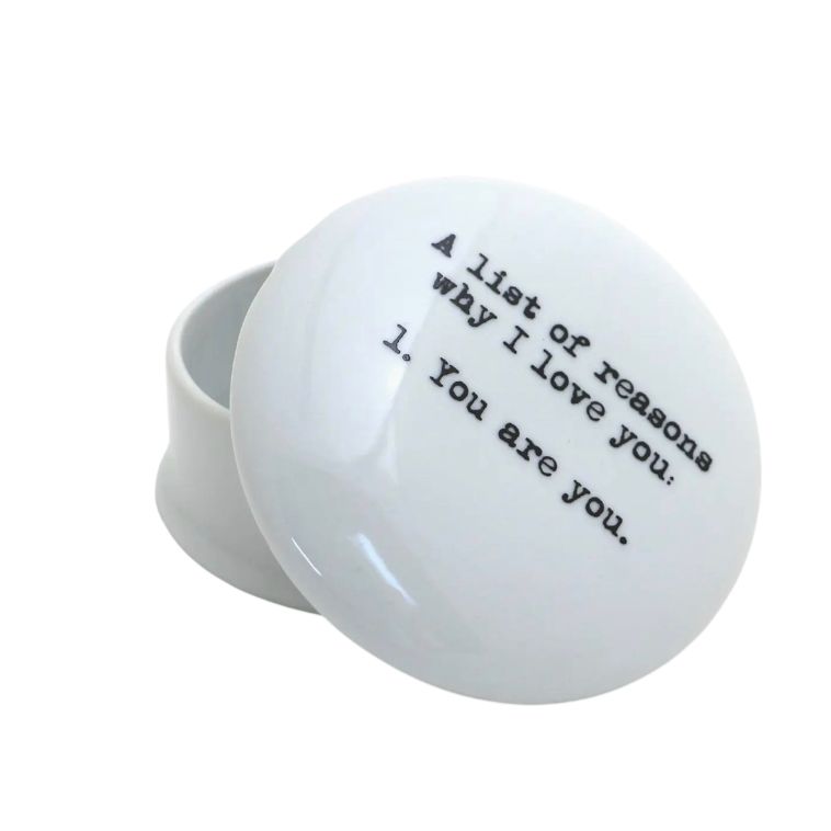 – Boîte à bijoux porcelaine Lenny Mud message love minimaliste
– Bibelot porcelaine blanche inscription typographie romantique
– Petite boîte décorative Lenny Mud cadeau amour