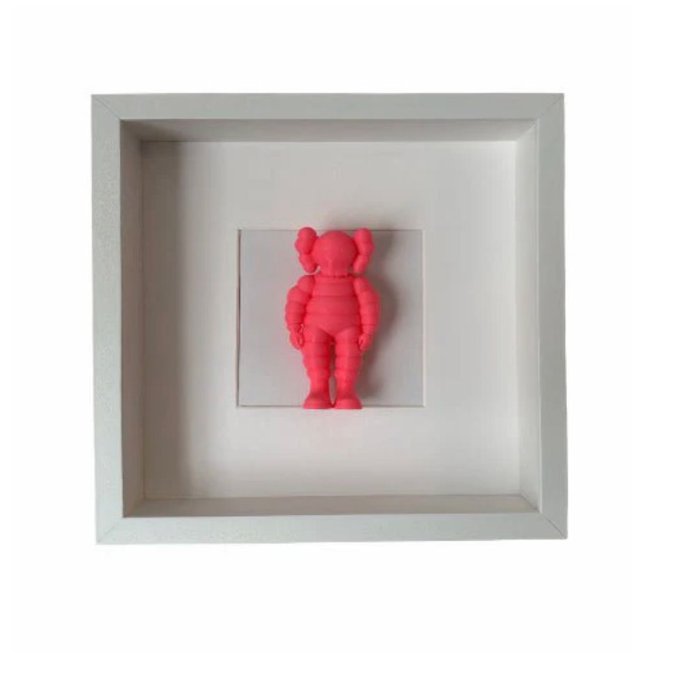– Figurine KAWS Chum encadrée sculpture murale design
– Tableau figurine rose style KAWS décoration pop art
– Sculpture murale personnage KAWS Chum encadré
