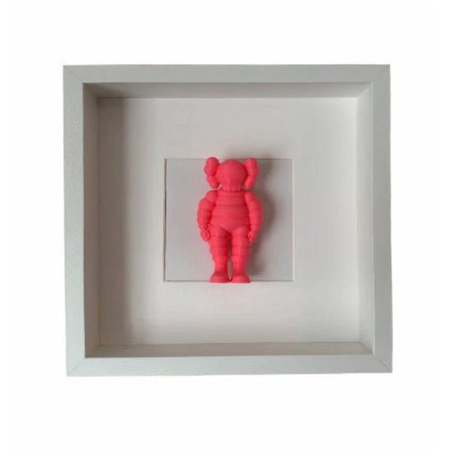 – Figurine KAWS Chum encadrée sculpture murale design
– Tableau figurine rose style KAWS décoration pop art
– Sculpture murale personnage KAWS Chum encadré