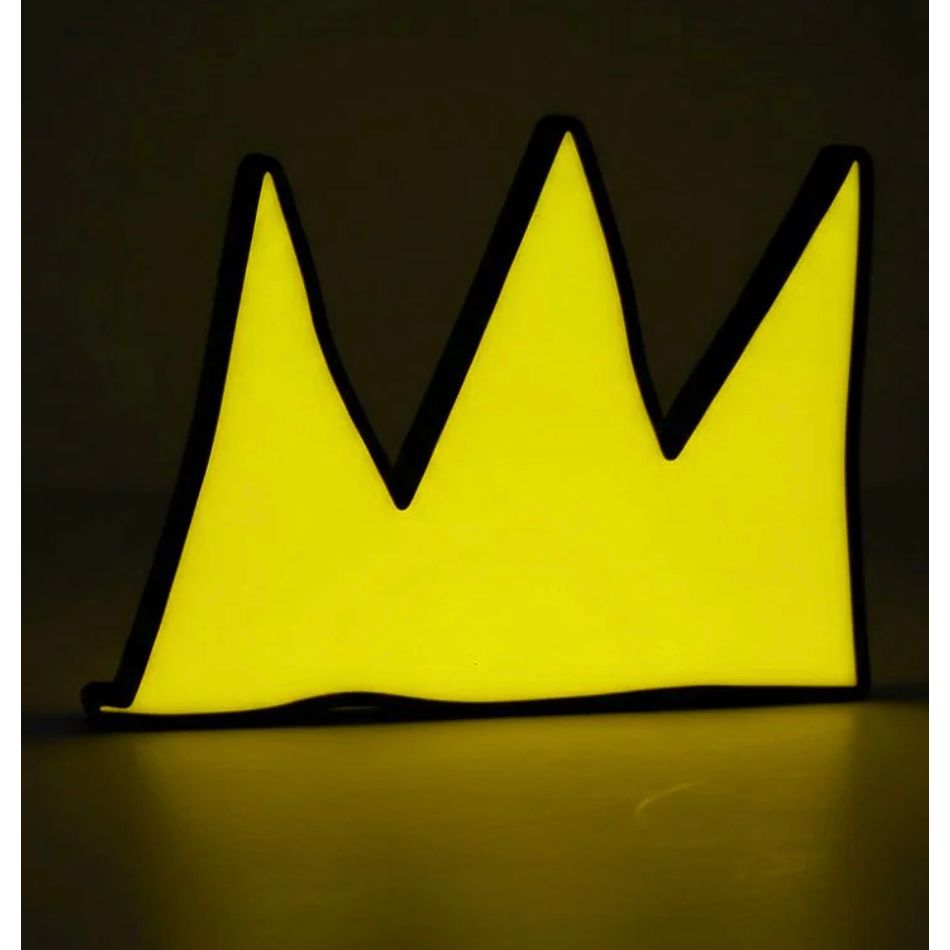 – Lampe LED PopBox The Crown Basquiat Yellowpop
– Lightbox couronne Basquiat décoration pop art
– Lampe design Basquiat Crown Yellowpop rechargeable