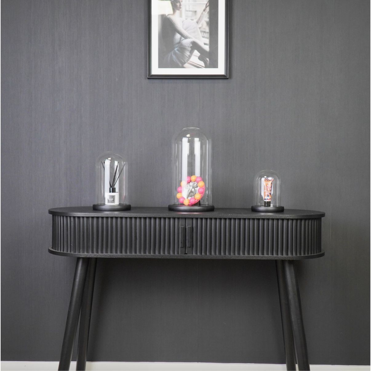 – Cloche décorative verre bois Housevitamin 22 cm
– Cloche en verre avec socle bois noir grand format
– Cloche déco XL pour exposition objets design