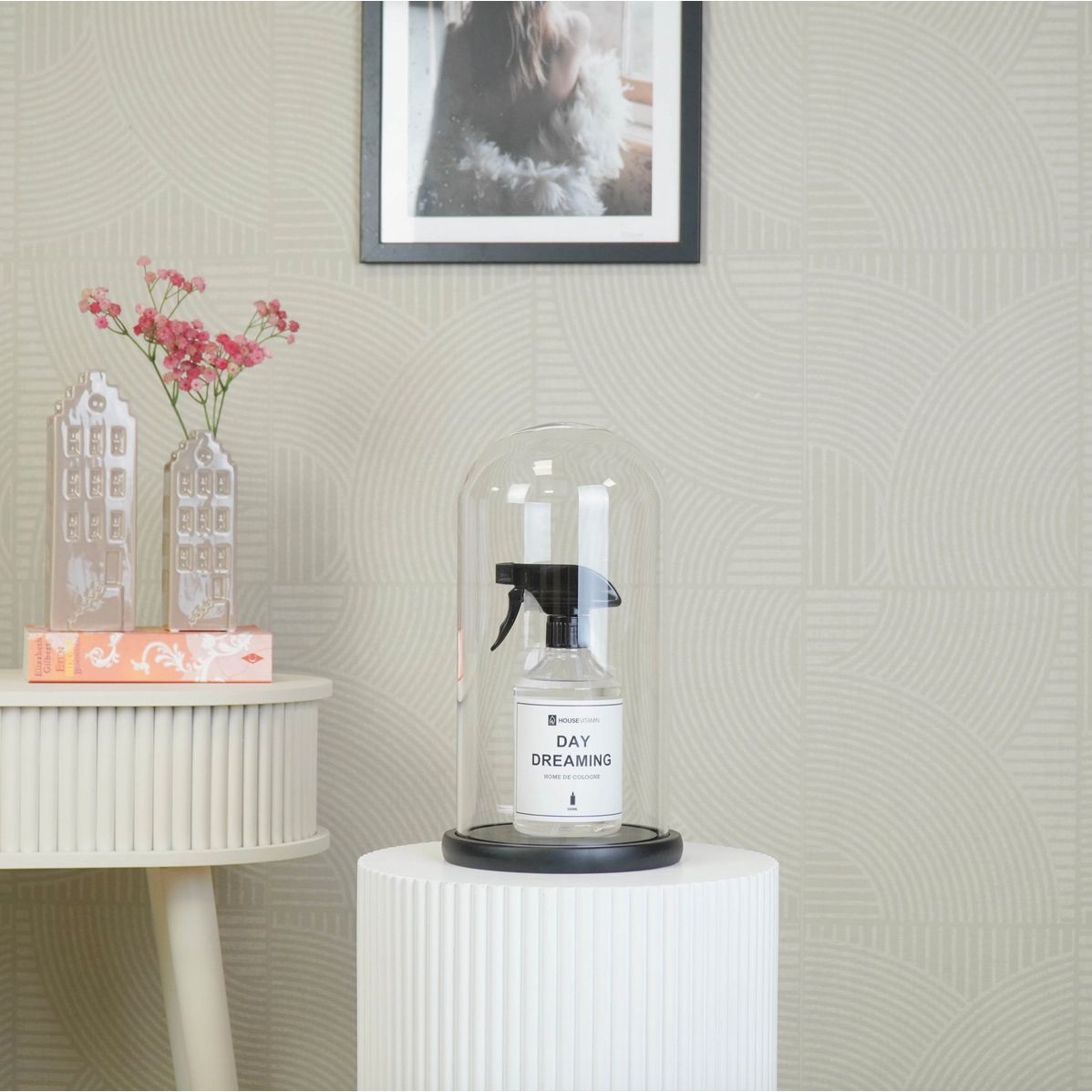 – Cloche décorative verre bois Housevitamin 32 cm
– Cloche en verre grand format avec socle bois noir
– Cloche XL pour exposition objets déco design