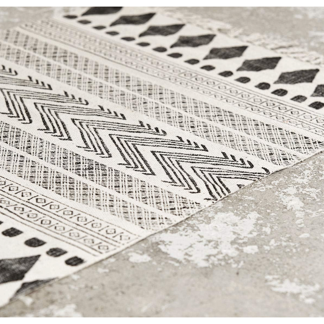 Tapis BLOCK House Doctor 60x90 cm en coton écru avec motifs géométriques noirs et franges décoratives