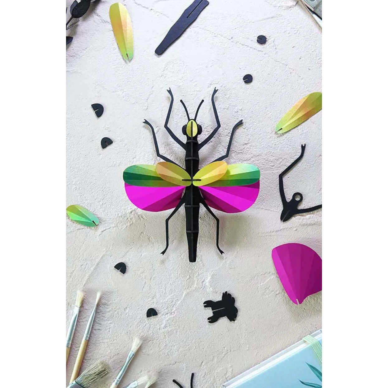 Phasme 3D en papier Assembli avec ailes colorées rose, jaune et vert à assembler soi-même