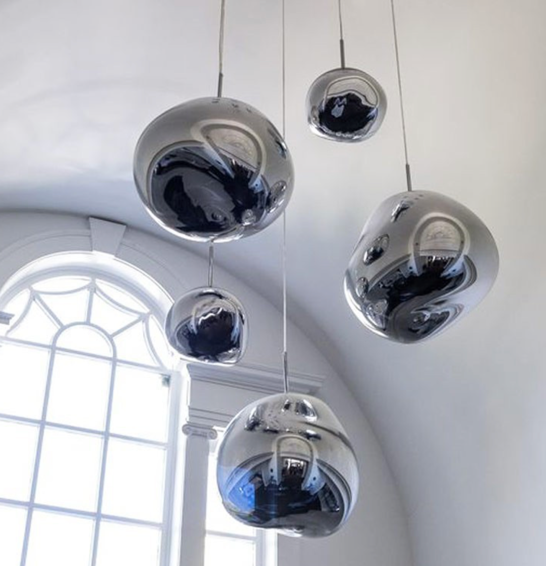 Suspension Globo en verre effet miroir fumé au design organique avec ampoule visible