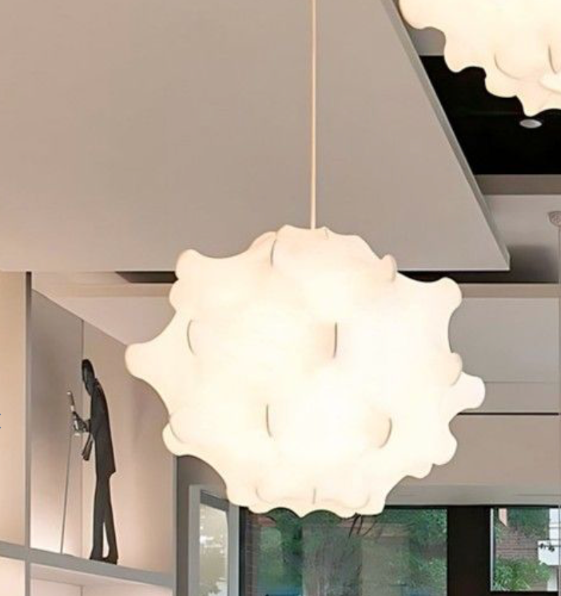 Suspension Stranger en soie blanche au design organique et sculptural