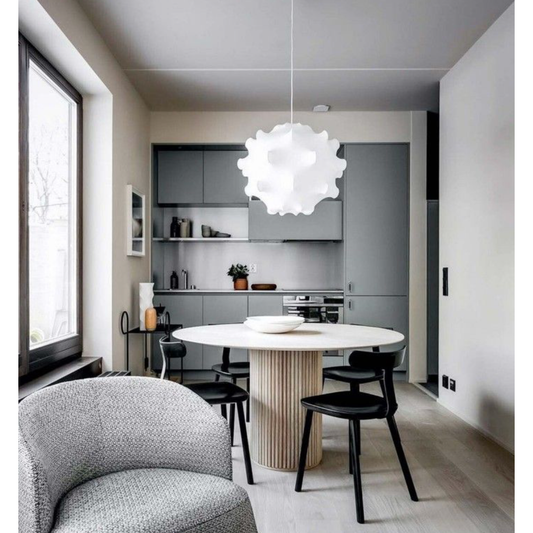 Suspension Stranger en soie blanche au design organique et sculptural