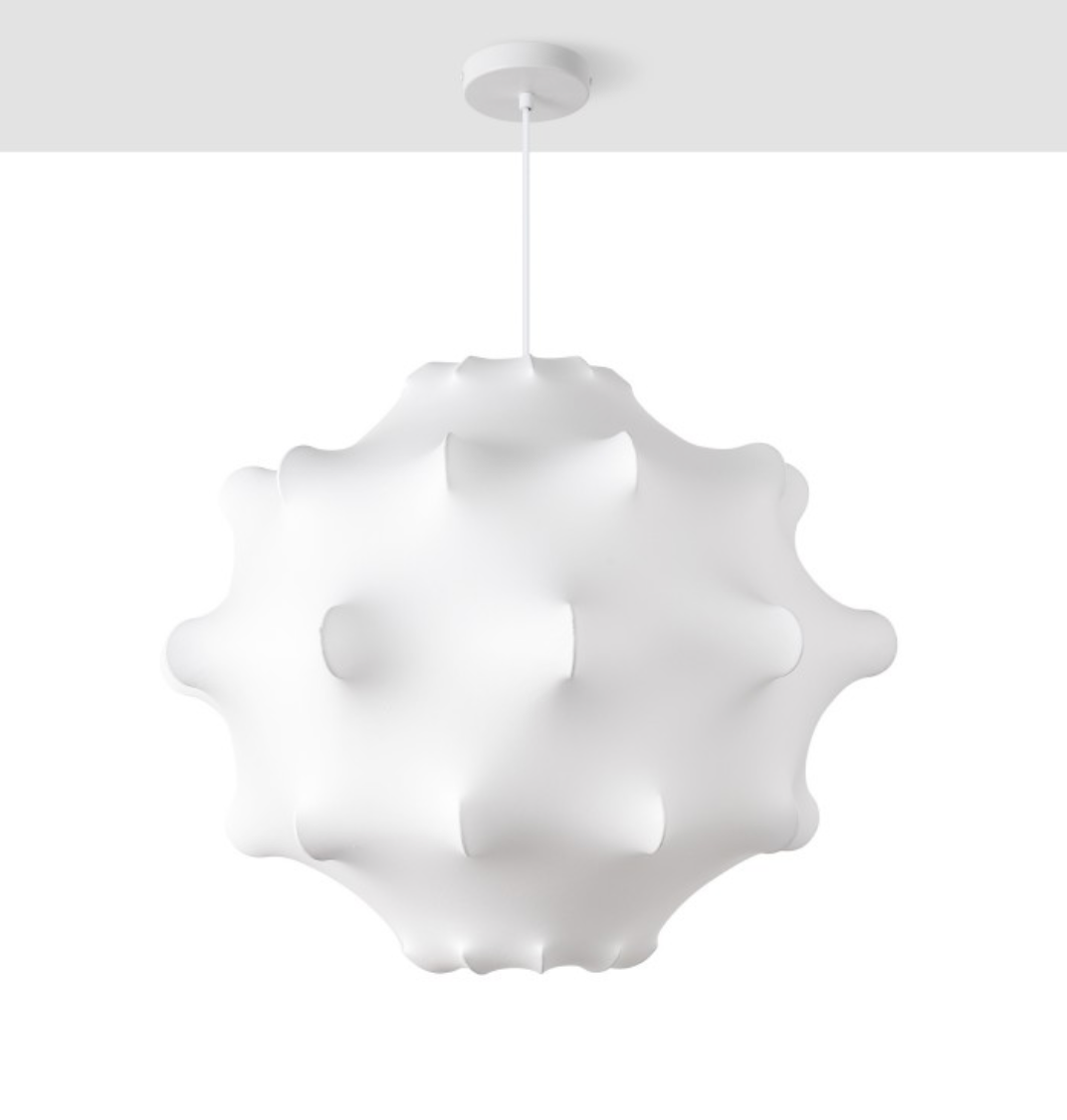 Suspension Stranger en soie blanche au design organique et sculptural