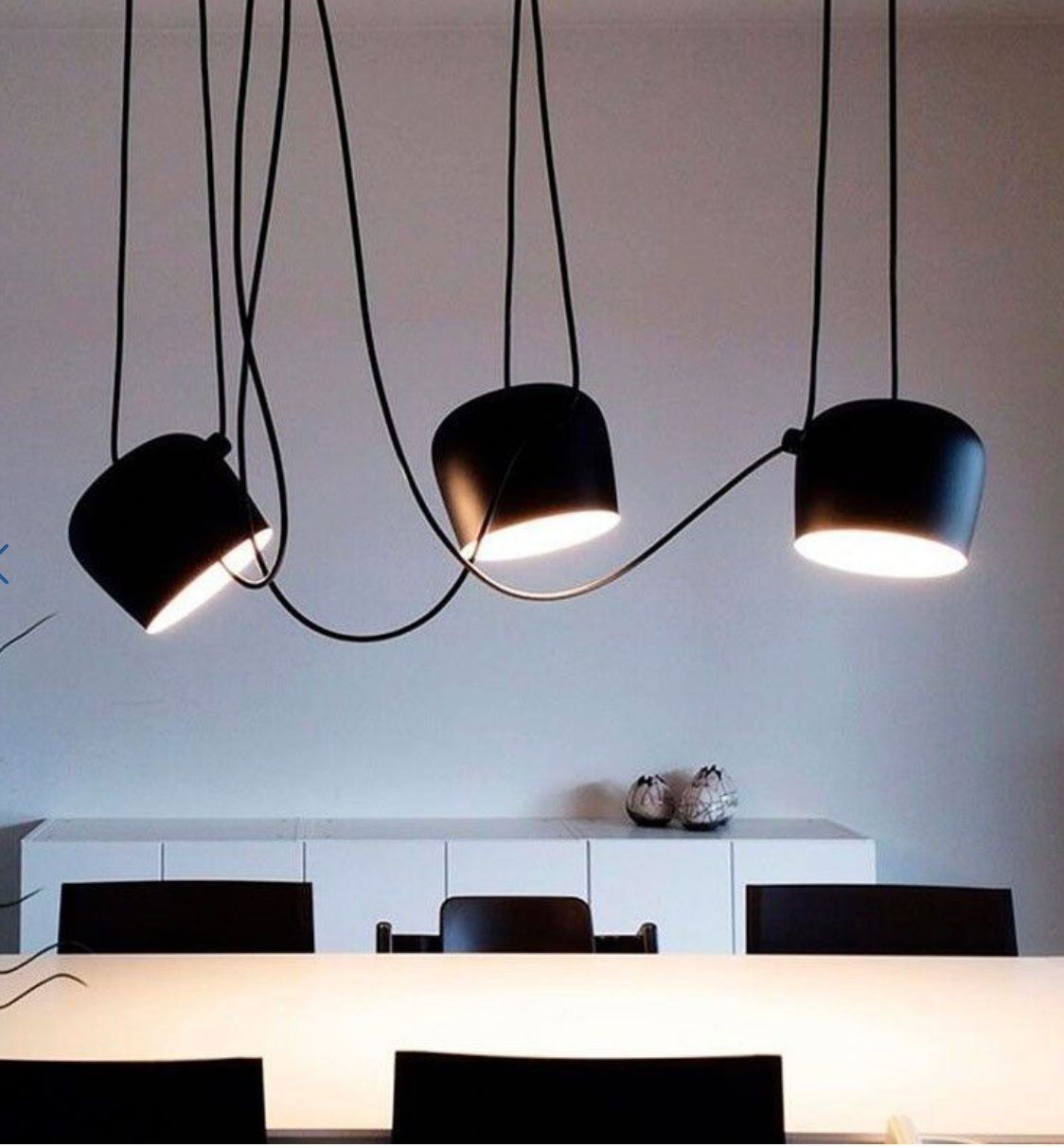 Suspension Loft en aluminium noir avec plusieurs abat-jour et longs câbles déportés au plafond