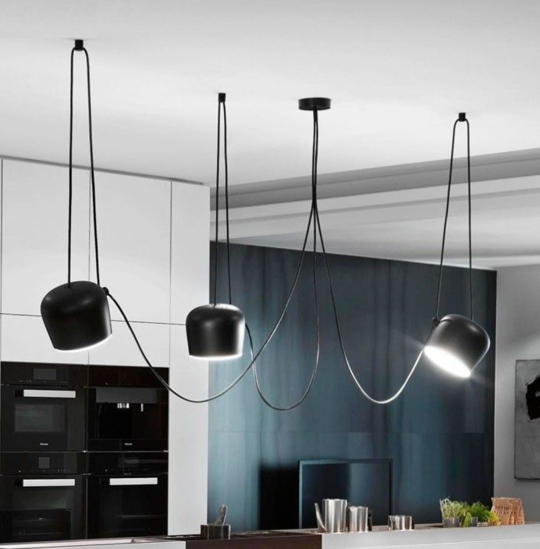 Suspension Loft en aluminium noir avec plusieurs abat-jour et longs câbles déportés au plafond